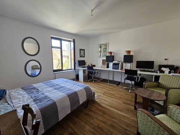 VOUILLE Maison de bourg entièrement rénovée avec terrasse, 5 chambres.et dépendances.