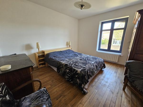 VOUILLE Maison de bourg entièrement rénovée avec terrasse, 5 chambres.et dépendances.