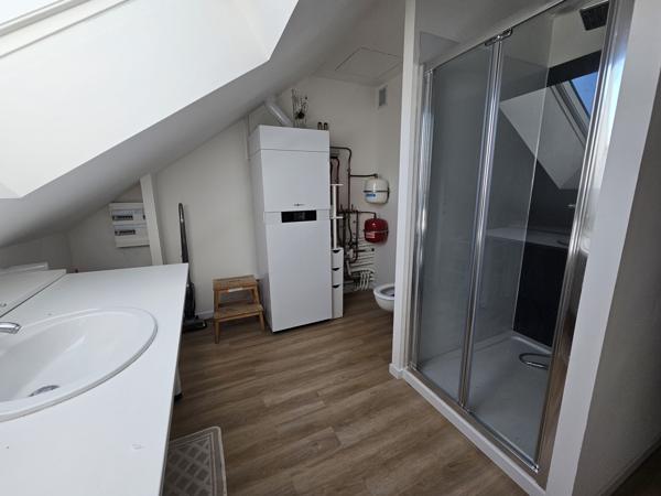 VOUILLE Maison de bourg entièrement rénovée avec terrasse, 5 chambres.et dépendances.