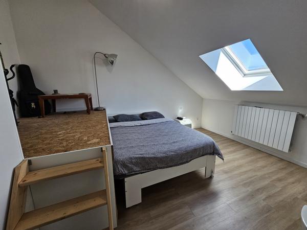 VOUILLE Maison de bourg entièrement rénovée avec terrasse, 5 chambres.et dépendances.