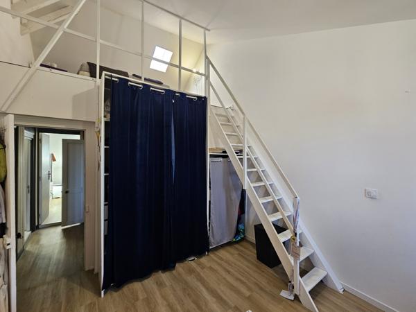 VOUILLE Maison de bourg entièrement rénovée avec terrasse, 5 chambres.et dépendances.