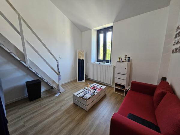 VOUILLE Maison de bourg entièrement rénovée avec terrasse, 5 chambres.et dépendances.