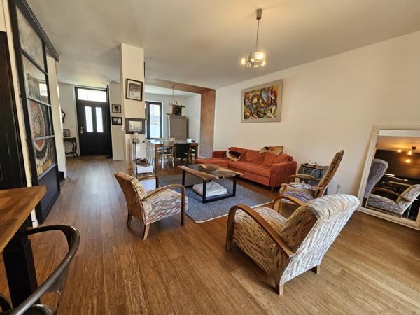 VOUILLE Maison de bourg entièrement rénovée avec terrasse, 5 chambres.et dépendances.