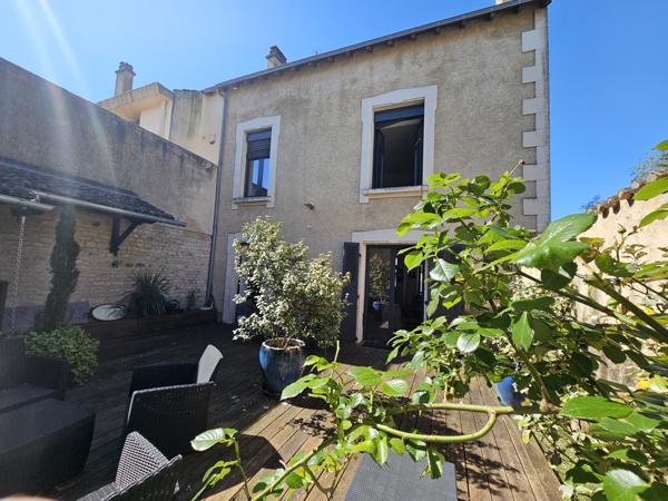 VOUILLE Maison de bourg entièrement rénovée avec terrasse, 5 chambres.et dépendances.