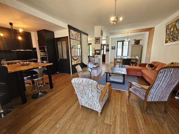 VOUILLE Maison de bourg entièrement rénovée avec terrasse, 5 chambres.et dépendances.