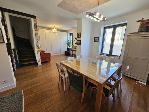 VOUILLE Maison de bourg entièrement rénovée avec terrasse, 5 chambres.et dépendances.