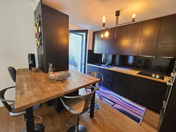 VOUILLE Maison de bourg entièrement rénovée avec terrasse, 5 chambres.et dépendances.