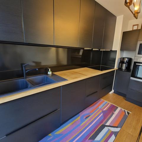 VOUILLE Maison de bourg entièrement rénovée avec terrasse, 5 chambres.et dépendances.