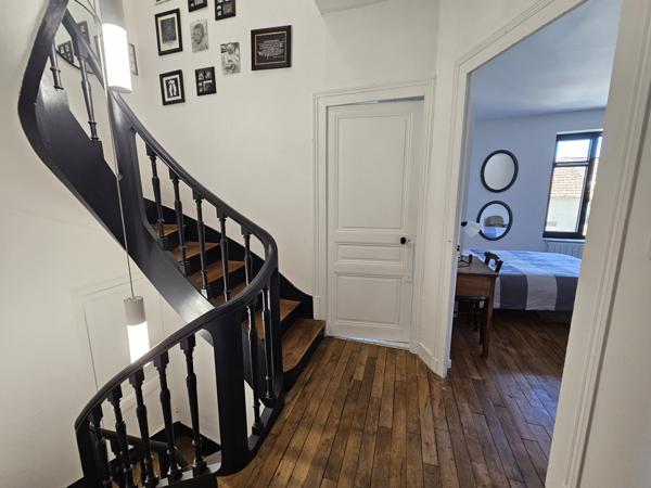 VOUILLE Maison de bourg entièrement rénovée avec terrasse, 5 chambres.et dépendances.