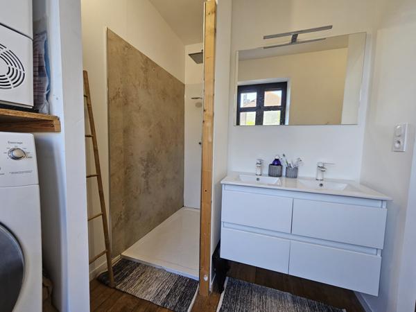 VOUILLE Maison de bourg entièrement rénovée avec terrasse, 5 chambres.et dépendances.