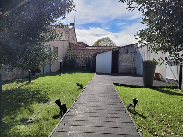 ROCHEFORT quartier voltaire maison de 110 m² de type 3 avec véranda - jardin intime