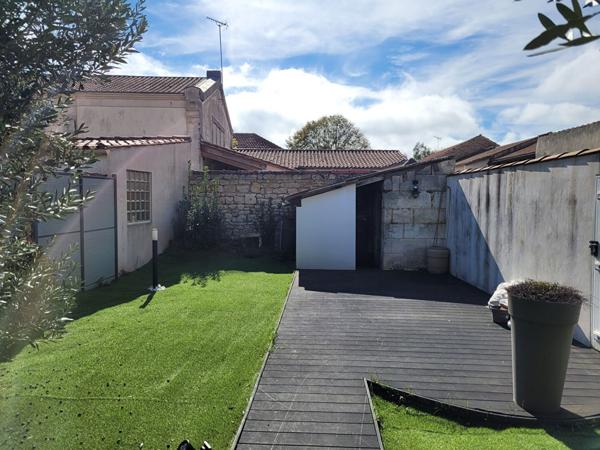 ROCHEFORT quartier voltaire maison de 110 m² de type 3 avec véranda - jardin intime