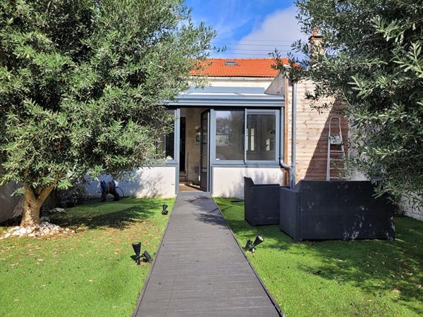 ROCHEFORT quartier voltaire maison de 110 m² de type 3 avec véranda - jardin intime