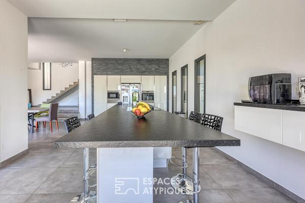 Villa contemporaine avec piscine cadre nature