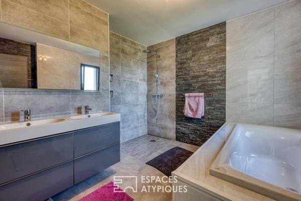 Villa contemporaine avec piscine cadre nature