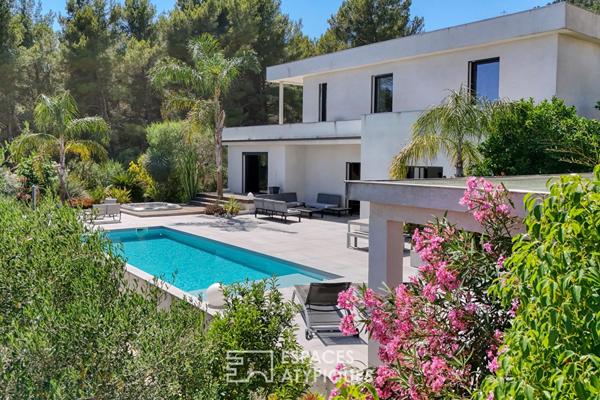Villa contemporaine avec piscine cadre nature