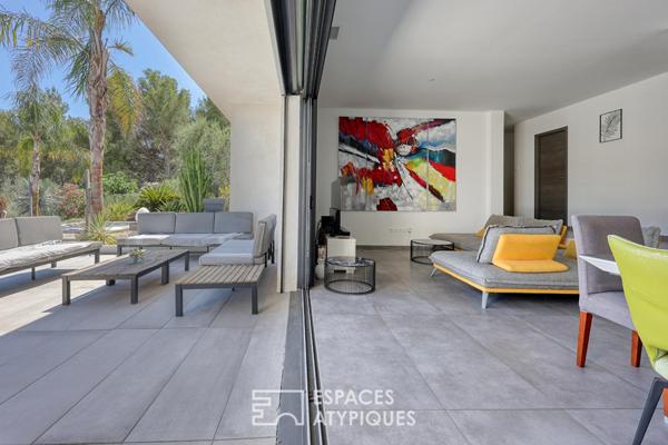Villa contemporaine avec piscine cadre nature