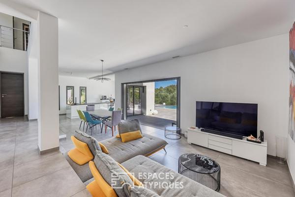 Villa contemporaine avec piscine cadre nature