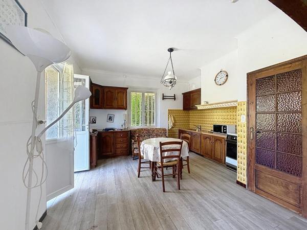 Cuers ! Propriété de 320 m2 avec garage à rénover