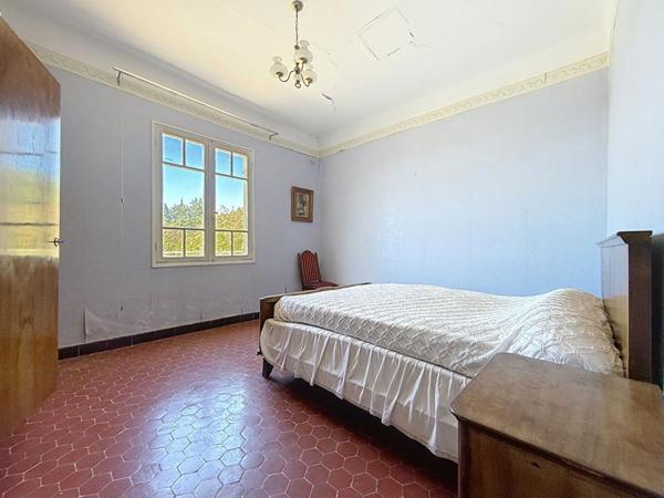 Cuers ! Propriété de 320 m2 avec garage à rénover