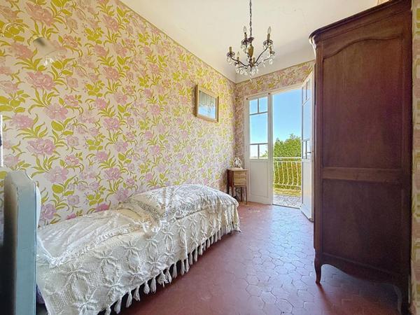 Cuers ! Propriété de 320 m2 avec garage à rénover