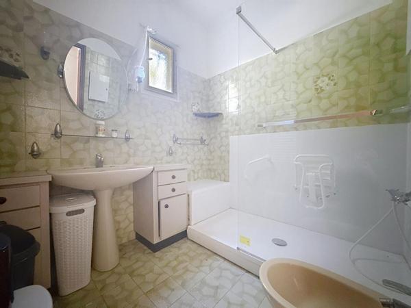 Cuers ! Propriété de 320 m2 avec garage à rénover