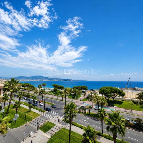 À seulement quelques pas de la Promenade des Anglais, découvrez ce superbe appartement traversant de 81,27 m², situé au 6ᵉ étage avec ascenseur, offrant une vue mer panoramique, une luminosité exceptionnelle et un cadre de vie privilégié.

Dès l'entrée, vous serez séduit par la luminosité, les beaux volumes et l'élégance des matériaux que confère cet appartement. Le vaste hall d'entrée en marbre dessert une agréable pièce de vie, également habillée de marbre, baignée de lumière grâce à ses larges baies vitrées ouvrant sur une grande terrasse. Depuis votre canapé, profitez d'une magnifique vue sur la Méditerranée.

La cuisine indépendante, entièrement équipée, bénéficie elle aussi d'un accès direct à la terrasse. Un véritable plaisir de cuisiner tout en admirant la mer.

L'espace nuit, parfaitement séparé, se compose de deux belles chambres aux généreux volumes, avec rangements intégrés et parquet ancien, toutes deux ouvrant sur une seconde terrasse offrant une agréable vue dégagée. Une spacieuse salle de bains ainsi qu'un WC indépendant complètent cet espace.

Très bien entretenu, cet appartement allie le charme de matériaux nobles, tels que le marbre et le parquet ancien, à un confort moderne grâce à sa climatisation réversible. Un simple rafraîchissement permettra de le remettre au goût du jour et de révéler tout son potentiel.

Son excellent DPE classé B constitue un véritable atout, garantissant un confort thermique optimal et une consommation énergétique maîtrisée.

Une place de parking privative ainsi qu'une cave viennent compléter ce bien.

Un emplacement privilégié 

Idéalement situé , Avenue de la Californie, cet appartement bénéficie d'une adresse recherchée, à seulement 2 minutes à pied de la Promenade des Anglais et des plages. Le tramway, les commerces, les restaurants, les écoles et l'ensemble des commodités sont accessibles à pied. L'aéroport Nice Côte d'Azur ainsi que le centre-ville sont rapidement rejoignables.

Un bien rare sur le marché, offrant une qualité de vie exceptionnelle grâce à son emplacement privilégié, sa vue mer spectaculaire, ses volumes généreux et son fort potentiel de valorisation. Une opportunité idéale pour une résidence principale, un pied-à-terre ou un investissement patrimonial.


Just a few steps from the Promenade des Anglais, discover this stunning 81.27 m² dual-aspect apartment, located on the 6th floor with elevator, offering breathtaking panoramic sea views, exceptional natural light, and an outstanding lifestyle.
From the moment you enter, you will be captivated by the apartment's brightness, generous proportions, and the elegance of its high-quality materials. A spacious marble entrance hall leads to a beautiful living room, also featuring marble flooring, flooded with natural light through large bay windows opening onto a generous terrace. From the comfort of your sofa, enjoy uninterrupted views of the Mediterranean Sea.
The fully equipped separate kitchen also provides direct access to the terrace, making it a pleasure to cook while taking in the spectacular sea views.
The sleeping area, thoughtfully separated from the living space, offers two spacious bedrooms with built-in wardrobes and beautiful original parquet flooring. Both bedrooms open onto a second terrace with pleasant open views. A large bathroom and a separate WC complete this area.
Meticulously maintained, this apartment combines the timeless charm of noble materials such as marble and original parquet flooring with modern comfort thanks to reversible air conditioning. A simple cosmetic update would allow you to personalize the property and unlock its full potential.
Its excellent Energy Performance Certificate (EPC) rating of B is a significant advantage, ensuring outstanding thermal comfort and energy efficiency.
A private parking space and a cellar are also included.
A Prime Location
Ideally located on Avenue de la Californie, this apartment enjoys one of Nice's most sought-after addresses, just a 2-minute walk from the Promenade des Anglais and its beaches. The tramway, shops, restaurants, schools, and all everyday amenities are within walking distance. Nice Côte d'Azur Airport and the city centre are also easily accessible.
A rare opportunity on the market, this exceptional property offers an outstanding quality of life thanks to its prime location, spectacular sea views, generous living spaces, and excellent potential for value appreciation. It is the perfect choice as a primary residence, a luxurious holiday home, or a long-term investment.