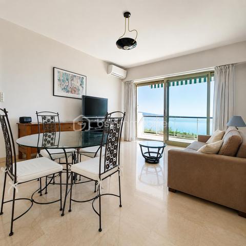 À seulement quelques pas de la Promenade des Anglais, découvrez ce superbe appartement traversant de 81,27 m², situé au 6ᵉ étage avec ascenseur, offrant une vue mer panoramique, une luminosité exceptionnelle et un cadre de vie privilégié.

Dès l'entrée, vous serez séduit par la luminosité, les beaux volumes et l'élégance des matériaux que confère cet appartement. Le vaste hall d'entrée en marbre dessert une agréable pièce de vie, également habillée de marbre, baignée de lumière grâce à ses larges baies vitrées ouvrant sur une grande terrasse. Depuis votre canapé, profitez d'une magnifique vue sur la Méditerranée.

La cuisine indépendante, entièrement équipée, bénéficie elle aussi d'un accès direct à la terrasse. Un véritable plaisir de cuisiner tout en admirant la mer.

L'espace nuit, parfaitement séparé, se compose de deux belles chambres aux généreux volumes, avec rangements intégrés et parquet ancien, toutes deux ouvrant sur une seconde terrasse offrant une agréable vue dégagée. Une spacieuse salle de bains ainsi qu'un WC indépendant complètent cet espace.

Très bien entretenu, cet appartement allie le charme de matériaux nobles, tels que le marbre et le parquet ancien, à un confort moderne grâce à sa climatisation réversible. Un simple rafraîchissement permettra de le remettre au goût du jour et de révéler tout son potentiel.

Son excellent DPE classé B constitue un véritable atout, garantissant un confort thermique optimal et une consommation énergétique maîtrisée.

Une place de parking privative ainsi qu'une cave viennent compléter ce bien.

Un emplacement privilégié 

Idéalement situé , Avenue de la Californie, cet appartement bénéficie d'une adresse recherchée, à seulement 2 minutes à pied de la Promenade des Anglais et des plages. Le tramway, les commerces, les restaurants, les écoles et l'ensemble des commodités sont accessibles à pied. L'aéroport Nice Côte d'Azur ainsi que le centre-ville sont rapidement rejoignables.

Un bien rare sur le marché, offrant une qualité de vie exceptionnelle grâce à son emplacement privilégié, sa vue mer spectaculaire, ses volumes généreux et son fort potentiel de valorisation. Une opportunité idéale pour une résidence principale, un pied-à-terre ou un investissement patrimonial.


Just a few steps from the Promenade des Anglais, discover this stunning 81.27 m² dual-aspect apartment, located on the 6th floor with elevator, offering breathtaking panoramic sea views, exceptional natural light, and an outstanding lifestyle.
From the moment you enter, you will be captivated by the apartment's brightness, generous proportions, and the elegance of its high-quality materials. A spacious marble entrance hall leads to a beautiful living room, also featuring marble flooring, flooded with natural light through large bay windows opening onto a generous terrace. From the comfort of your sofa, enjoy uninterrupted views of the Mediterranean Sea.
The fully equipped separate kitchen also provides direct access to the terrace, making it a pleasure to cook while taking in the spectacular sea views.
The sleeping area, thoughtfully separated from the living space, offers two spacious bedrooms with built-in wardrobes and beautiful original parquet flooring. Both bedrooms open onto a second terrace with pleasant open views. A large bathroom and a separate WC complete this area.
Meticulously maintained, this apartment combines the timeless charm of noble materials such as marble and original parquet flooring with modern comfort thanks to reversible air conditioning. A simple cosmetic update would allow you to personalize the property and unlock its full potential.
Its excellent Energy Performance Certificate (EPC) rating of B is a significant advantage, ensuring outstanding thermal comfort and energy efficiency.
A private parking space and a cellar are also included.
A Prime Location
Ideally located on Avenue de la Californie, this apartment enjoys one of Nice's most sought-after addresses, just a 2-minute walk from the Promenade des Anglais and its beaches. The tramway, shops, restaurants, schools, and all everyday amenities are within walking distance. Nice Côte d'Azur Airport and the city centre are also easily accessible.
A rare opportunity on the market, this exceptional property offers an outstanding quality of life thanks to its prime location, spectacular sea views, generous living spaces, and excellent potential for value appreciation. It is the perfect choice as a primary residence, a luxurious holiday home, or a long-term investment.