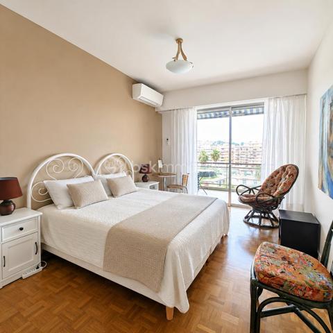 À seulement quelques pas de la Promenade des Anglais, découvrez ce superbe appartement traversant de 81,27 m², situé au 6ᵉ étage avec ascenseur, offrant une vue mer panoramique, une luminosité exceptionnelle et un cadre de vie privilégié.

Dès l'entrée, vous serez séduit par la luminosité, les beaux volumes et l'élégance des matériaux que confère cet appartement. Le vaste hall d'entrée en marbre dessert une agréable pièce de vie, également habillée de marbre, baignée de lumière grâce à ses larges baies vitrées ouvrant sur une grande terrasse. Depuis votre canapé, profitez d'une magnifique vue sur la Méditerranée.

La cuisine indépendante, entièrement équipée, bénéficie elle aussi d'un accès direct à la terrasse. Un véritable plaisir de cuisiner tout en admirant la mer.

L'espace nuit, parfaitement séparé, se compose de deux belles chambres aux généreux volumes, avec rangements intégrés et parquet ancien, toutes deux ouvrant sur une seconde terrasse offrant une agréable vue dégagée. Une spacieuse salle de bains ainsi qu'un WC indépendant complètent cet espace.

Très bien entretenu, cet appartement allie le charme de matériaux nobles, tels que le marbre et le parquet ancien, à un confort moderne grâce à sa climatisation réversible. Un simple rafraîchissement permettra de le remettre au goût du jour et de révéler tout son potentiel.

Son excellent DPE classé B constitue un véritable atout, garantissant un confort thermique optimal et une consommation énergétique maîtrisée.

Une place de parking privative ainsi qu'une cave viennent compléter ce bien.

Un emplacement privilégié 

Idéalement situé , Avenue de la Californie, cet appartement bénéficie d'une adresse recherchée, à seulement 2 minutes à pied de la Promenade des Anglais et des plages. Le tramway, les commerces, les restaurants, les écoles et l'ensemble des commodités sont accessibles à pied. L'aéroport Nice Côte d'Azur ainsi que le centre-ville sont rapidement rejoignables.

Un bien rare sur le marché, offrant une qualité de vie exceptionnelle grâce à son emplacement privilégié, sa vue mer spectaculaire, ses volumes généreux et son fort potentiel de valorisation. Une opportunité idéale pour une résidence principale, un pied-à-terre ou un investissement patrimonial.


Just a few steps from the Promenade des Anglais, discover this stunning 81.27 m² dual-aspect apartment, located on the 6th floor with elevator, offering breathtaking panoramic sea views, exceptional natural light, and an outstanding lifestyle.
From the moment you enter, you will be captivated by the apartment's brightness, generous proportions, and the elegance of its high-quality materials. A spacious marble entrance hall leads to a beautiful living room, also featuring marble flooring, flooded with natural light through large bay windows opening onto a generous terrace. From the comfort of your sofa, enjoy uninterrupted views of the Mediterranean Sea.
The fully equipped separate kitchen also provides direct access to the terrace, making it a pleasure to cook while taking in the spectacular sea views.
The sleeping area, thoughtfully separated from the living space, offers two spacious bedrooms with built-in wardrobes and beautiful original parquet flooring. Both bedrooms open onto a second terrace with pleasant open views. A large bathroom and a separate WC complete this area.
Meticulously maintained, this apartment combines the timeless charm of noble materials such as marble and original parquet flooring with modern comfort thanks to reversible air conditioning. A simple cosmetic update would allow you to personalize the property and unlock its full potential.
Its excellent Energy Performance Certificate (EPC) rating of B is a significant advantage, ensuring outstanding thermal comfort and energy efficiency.
A private parking space and a cellar are also included.
A Prime Location
Ideally located on Avenue de la Californie, this apartment enjoys one of Nice's most sought-after addresses, just a 2-minute walk from the Promenade des Anglais and its beaches. The tramway, shops, restaurants, schools, and all everyday amenities are within walking distance. Nice Côte d'Azur Airport and the city centre are also easily accessible.
A rare opportunity on the market, this exceptional property offers an outstanding quality of life thanks to its prime location, spectacular sea views, generous living spaces, and excellent potential for value appreciation. It is the perfect choice as a primary residence, a luxurious holiday home, or a long-term investment.