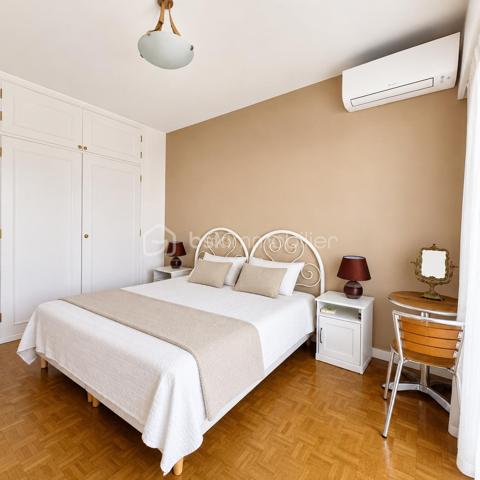 À seulement quelques pas de la Promenade des Anglais, découvrez ce superbe appartement traversant de 81,27 m², situé au 6ᵉ étage avec ascenseur, offrant une vue mer panoramique, une luminosité exceptionnelle et un cadre de vie privilégié.

Dès l'entrée, vous serez séduit par la luminosité, les beaux volumes et l'élégance des matériaux que confère cet appartement. Le vaste hall d'entrée en marbre dessert une agréable pièce de vie, également habillée de marbre, baignée de lumière grâce à ses larges baies vitrées ouvrant sur une grande terrasse. Depuis votre canapé, profitez d'une magnifique vue sur la Méditerranée.

La cuisine indépendante, entièrement équipée, bénéficie elle aussi d'un accès direct à la terrasse. Un véritable plaisir de cuisiner tout en admirant la mer.

L'espace nuit, parfaitement séparé, se compose de deux belles chambres aux généreux volumes, avec rangements intégrés et parquet ancien, toutes deux ouvrant sur une seconde terrasse offrant une agréable vue dégagée. Une spacieuse salle de bains ainsi qu'un WC indépendant complètent cet espace.

Très bien entretenu, cet appartement allie le charme de matériaux nobles, tels que le marbre et le parquet ancien, à un confort moderne grâce à sa climatisation réversible. Un simple rafraîchissement permettra de le remettre au goût du jour et de révéler tout son potentiel.

Son excellent DPE classé B constitue un véritable atout, garantissant un confort thermique optimal et une consommation énergétique maîtrisée.

Une place de parking privative ainsi qu'une cave viennent compléter ce bien.

Un emplacement privilégié 

Idéalement situé , Avenue de la Californie, cet appartement bénéficie d'une adresse recherchée, à seulement 2 minutes à pied de la Promenade des Anglais et des plages. Le tramway, les commerces, les restaurants, les écoles et l'ensemble des commodités sont accessibles à pied. L'aéroport Nice Côte d'Azur ainsi que le centre-ville sont rapidement rejoignables.

Un bien rare sur le marché, offrant une qualité de vie exceptionnelle grâce à son emplacement privilégié, sa vue mer spectaculaire, ses volumes généreux et son fort potentiel de valorisation. Une opportunité idéale pour une résidence principale, un pied-à-terre ou un investissement patrimonial.


Just a few steps from the Promenade des Anglais, discover this stunning 81.27 m² dual-aspect apartment, located on the 6th floor with elevator, offering breathtaking panoramic sea views, exceptional natural light, and an outstanding lifestyle.
From the moment you enter, you will be captivated by the apartment's brightness, generous proportions, and the elegance of its high-quality materials. A spacious marble entrance hall leads to a beautiful living room, also featuring marble flooring, flooded with natural light through large bay windows opening onto a generous terrace. From the comfort of your sofa, enjoy uninterrupted views of the Mediterranean Sea.
The fully equipped separate kitchen also provides direct access to the terrace, making it a pleasure to cook while taking in the spectacular sea views.
The sleeping area, thoughtfully separated from the living space, offers two spacious bedrooms with built-in wardrobes and beautiful original parquet flooring. Both bedrooms open onto a second terrace with pleasant open views. A large bathroom and a separate WC complete this area.
Meticulously maintained, this apartment combines the timeless charm of noble materials such as marble and original parquet flooring with modern comfort thanks to reversible air conditioning. A simple cosmetic update would allow you to personalize the property and unlock its full potential.
Its excellent Energy Performance Certificate (EPC) rating of B is a significant advantage, ensuring outstanding thermal comfort and energy efficiency.
A private parking space and a cellar are also included.
A Prime Location
Ideally located on Avenue de la Californie, this apartment enjoys one of Nice's most sought-after addresses, just a 2-minute walk from the Promenade des Anglais and its beaches. The tramway, shops, restaurants, schools, and all everyday amenities are within walking distance. Nice Côte d'Azur Airport and the city centre are also easily accessible.
A rare opportunity on the market, this exceptional property offers an outstanding quality of life thanks to its prime location, spectacular sea views, generous living spaces, and excellent potential for value appreciation. It is the perfect choice as a primary residence, a luxurious holiday home, or a long-term investment.