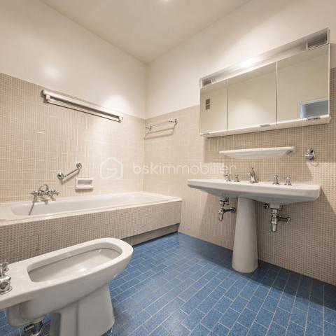 À seulement quelques pas de la Promenade des Anglais, découvrez ce superbe appartement traversant de 81,27 m², situé au 6ᵉ étage avec ascenseur, offrant une vue mer panoramique, une luminosité exceptionnelle et un cadre de vie privilégié.

Dès l'entrée, vous serez séduit par la luminosité, les beaux volumes et l'élégance des matériaux que confère cet appartement. Le vaste hall d'entrée en marbre dessert une agréable pièce de vie, également habillée de marbre, baignée de lumière grâce à ses larges baies vitrées ouvrant sur une grande terrasse. Depuis votre canapé, profitez d'une magnifique vue sur la Méditerranée.

La cuisine indépendante, entièrement équipée, bénéficie elle aussi d'un accès direct à la terrasse. Un véritable plaisir de cuisiner tout en admirant la mer.

L'espace nuit, parfaitement séparé, se compose de deux belles chambres aux généreux volumes, avec rangements intégrés et parquet ancien, toutes deux ouvrant sur une seconde terrasse offrant une agréable vue dégagée. Une spacieuse salle de bains ainsi qu'un WC indépendant complètent cet espace.

Très bien entretenu, cet appartement allie le charme de matériaux nobles, tels que le marbre et le parquet ancien, à un confort moderne grâce à sa climatisation réversible. Un simple rafraîchissement permettra de le remettre au goût du jour et de révéler tout son potentiel.

Son excellent DPE classé B constitue un véritable atout, garantissant un confort thermique optimal et une consommation énergétique maîtrisée.

Une place de parking privative ainsi qu'une cave viennent compléter ce bien.

Un emplacement privilégié 

Idéalement situé , Avenue de la Californie, cet appartement bénéficie d'une adresse recherchée, à seulement 2 minutes à pied de la Promenade des Anglais et des plages. Le tramway, les commerces, les restaurants, les écoles et l'ensemble des commodités sont accessibles à pied. L'aéroport Nice Côte d'Azur ainsi que le centre-ville sont rapidement rejoignables.

Un bien rare sur le marché, offrant une qualité de vie exceptionnelle grâce à son emplacement privilégié, sa vue mer spectaculaire, ses volumes généreux et son fort potentiel de valorisation. Une opportunité idéale pour une résidence principale, un pied-à-terre ou un investissement patrimonial.


Just a few steps from the Promenade des Anglais, discover this stunning 81.27 m² dual-aspect apartment, located on the 6th floor with elevator, offering breathtaking panoramic sea views, exceptional natural light, and an outstanding lifestyle.
From the moment you enter, you will be captivated by the apartment's brightness, generous proportions, and the elegance of its high-quality materials. A spacious marble entrance hall leads to a beautiful living room, also featuring marble flooring, flooded with natural light through large bay windows opening onto a generous terrace. From the comfort of your sofa, enjoy uninterrupted views of the Mediterranean Sea.
The fully equipped separate kitchen also provides direct access to the terrace, making it a pleasure to cook while taking in the spectacular sea views.
The sleeping area, thoughtfully separated from the living space, offers two spacious bedrooms with built-in wardrobes and beautiful original parquet flooring. Both bedrooms open onto a second terrace with pleasant open views. A large bathroom and a separate WC complete this area.
Meticulously maintained, this apartment combines the timeless charm of noble materials such as marble and original parquet flooring with modern comfort thanks to reversible air conditioning. A simple cosmetic update would allow you to personalize the property and unlock its full potential.
Its excellent Energy Performance Certificate (EPC) rating of B is a significant advantage, ensuring outstanding thermal comfort and energy efficiency.
A private parking space and a cellar are also included.
A Prime Location
Ideally located on Avenue de la Californie, this apartment enjoys one of Nice's most sought-after addresses, just a 2-minute walk from the Promenade des Anglais and its beaches. The tramway, shops, restaurants, schools, and all everyday amenities are within walking distance. Nice Côte d'Azur Airport and the city centre are also easily accessible.
A rare opportunity on the market, this exceptional property offers an outstanding quality of life thanks to its prime location, spectacular sea views, generous living spaces, and excellent potential for value appreciation. It is the perfect choice as a primary residence, a luxurious holiday home, or a long-term investment.