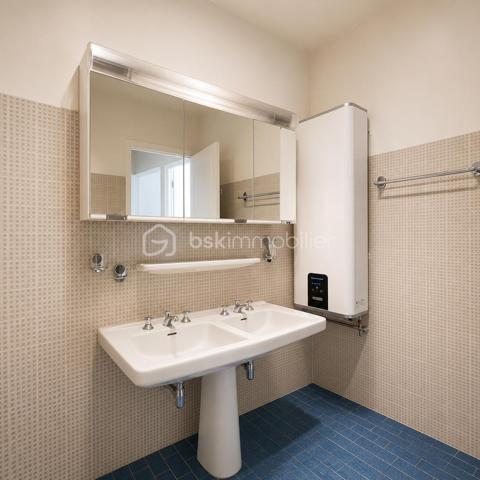 À seulement quelques pas de la Promenade des Anglais, découvrez ce superbe appartement traversant de 81,27 m², situé au 6ᵉ étage avec ascenseur, offrant une vue mer panoramique, une luminosité exceptionnelle et un cadre de vie privilégié.

Dès l'entrée, vous serez séduit par la luminosité, les beaux volumes et l'élégance des matériaux que confère cet appartement. Le vaste hall d'entrée en marbre dessert une agréable pièce de vie, également habillée de marbre, baignée de lumière grâce à ses larges baies vitrées ouvrant sur une grande terrasse. Depuis votre canapé, profitez d'une magnifique vue sur la Méditerranée.

La cuisine indépendante, entièrement équipée, bénéficie elle aussi d'un accès direct à la terrasse. Un véritable plaisir de cuisiner tout en admirant la mer.

L'espace nuit, parfaitement séparé, se compose de deux belles chambres aux généreux volumes, avec rangements intégrés et parquet ancien, toutes deux ouvrant sur une seconde terrasse offrant une agréable vue dégagée. Une spacieuse salle de bains ainsi qu'un WC indépendant complètent cet espace.

Très bien entretenu, cet appartement allie le charme de matériaux nobles, tels que le marbre et le parquet ancien, à un confort moderne grâce à sa climatisation réversible. Un simple rafraîchissement permettra de le remettre au goût du jour et de révéler tout son potentiel.

Son excellent DPE classé B constitue un véritable atout, garantissant un confort thermique optimal et une consommation énergétique maîtrisée.

Une place de parking privative ainsi qu'une cave viennent compléter ce bien.

Un emplacement privilégié 

Idéalement situé , Avenue de la Californie, cet appartement bénéficie d'une adresse recherchée, à seulement 2 minutes à pied de la Promenade des Anglais et des plages. Le tramway, les commerces, les restaurants, les écoles et l'ensemble des commodités sont accessibles à pied. L'aéroport Nice Côte d'Azur ainsi que le centre-ville sont rapidement rejoignables.

Un bien rare sur le marché, offrant une qualité de vie exceptionnelle grâce à son emplacement privilégié, sa vue mer spectaculaire, ses volumes généreux et son fort potentiel de valorisation. Une opportunité idéale pour une résidence principale, un pied-à-terre ou un investissement patrimonial.


Just a few steps from the Promenade des Anglais, discover this stunning 81.27 m² dual-aspect apartment, located on the 6th floor with elevator, offering breathtaking panoramic sea views, exceptional natural light, and an outstanding lifestyle.
From the moment you enter, you will be captivated by the apartment's brightness, generous proportions, and the elegance of its high-quality materials. A spacious marble entrance hall leads to a beautiful living room, also featuring marble flooring, flooded with natural light through large bay windows opening onto a generous terrace. From the comfort of your sofa, enjoy uninterrupted views of the Mediterranean Sea.
The fully equipped separate kitchen also provides direct access to the terrace, making it a pleasure to cook while taking in the spectacular sea views.
The sleeping area, thoughtfully separated from the living space, offers two spacious bedrooms with built-in wardrobes and beautiful original parquet flooring. Both bedrooms open onto a second terrace with pleasant open views. A large bathroom and a separate WC complete this area.
Meticulously maintained, this apartment combines the timeless charm of noble materials such as marble and original parquet flooring with modern comfort thanks to reversible air conditioning. A simple cosmetic update would allow you to personalize the property and unlock its full potential.
Its excellent Energy Performance Certificate (EPC) rating of B is a significant advantage, ensuring outstanding thermal comfort and energy efficiency.
A private parking space and a cellar are also included.
A Prime Location
Ideally located on Avenue de la Californie, this apartment enjoys one of Nice's most sought-after addresses, just a 2-minute walk from the Promenade des Anglais and its beaches. The tramway, shops, restaurants, schools, and all everyday amenities are within walking distance. Nice Côte d'Azur Airport and the city centre are also easily accessible.
A rare opportunity on the market, this exceptional property offers an outstanding quality of life thanks to its prime location, spectacular sea views, generous living spaces, and excellent potential for value appreciation. It is the perfect choice as a primary residence, a luxurious holiday home, or a long-term investment.