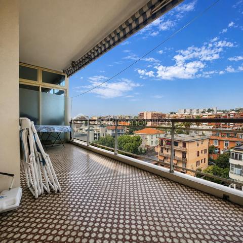 À seulement quelques pas de la Promenade des Anglais, découvrez ce superbe appartement traversant de 81,27 m², situé au 6ᵉ étage avec ascenseur, offrant une vue mer panoramique, une luminosité exceptionnelle et un cadre de vie privilégié.

Dès l'entrée, vous serez séduit par la luminosité, les beaux volumes et l'élégance des matériaux que confère cet appartement. Le vaste hall d'entrée en marbre dessert une agréable pièce de vie, également habillée de marbre, baignée de lumière grâce à ses larges baies vitrées ouvrant sur une grande terrasse. Depuis votre canapé, profitez d'une magnifique vue sur la Méditerranée.

La cuisine indépendante, entièrement équipée, bénéficie elle aussi d'un accès direct à la terrasse. Un véritable plaisir de cuisiner tout en admirant la mer.

L'espace nuit, parfaitement séparé, se compose de deux belles chambres aux généreux volumes, avec rangements intégrés et parquet ancien, toutes deux ouvrant sur une seconde terrasse offrant une agréable vue dégagée. Une spacieuse salle de bains ainsi qu'un WC indépendant complètent cet espace.

Très bien entretenu, cet appartement allie le charme de matériaux nobles, tels que le marbre et le parquet ancien, à un confort moderne grâce à sa climatisation réversible. Un simple rafraîchissement permettra de le remettre au goût du jour et de révéler tout son potentiel.

Son excellent DPE classé B constitue un véritable atout, garantissant un confort thermique optimal et une consommation énergétique maîtrisée.

Une place de parking privative ainsi qu'une cave viennent compléter ce bien.

Un emplacement privilégié 

Idéalement situé , Avenue de la Californie, cet appartement bénéficie d'une adresse recherchée, à seulement 2 minutes à pied de la Promenade des Anglais et des plages. Le tramway, les commerces, les restaurants, les écoles et l'ensemble des commodités sont accessibles à pied. L'aéroport Nice Côte d'Azur ainsi que le centre-ville sont rapidement rejoignables.

Un bien rare sur le marché, offrant une qualité de vie exceptionnelle grâce à son emplacement privilégié, sa vue mer spectaculaire, ses volumes généreux et son fort potentiel de valorisation. Une opportunité idéale pour une résidence principale, un pied-à-terre ou un investissement patrimonial.


Just a few steps from the Promenade des Anglais, discover this stunning 81.27 m² dual-aspect apartment, located on the 6th floor with elevator, offering breathtaking panoramic sea views, exceptional natural light, and an outstanding lifestyle.
From the moment you enter, you will be captivated by the apartment's brightness, generous proportions, and the elegance of its high-quality materials. A spacious marble entrance hall leads to a beautiful living room, also featuring marble flooring, flooded with natural light through large bay windows opening onto a generous terrace. From the comfort of your sofa, enjoy uninterrupted views of the Mediterranean Sea.
The fully equipped separate kitchen also provides direct access to the terrace, making it a pleasure to cook while taking in the spectacular sea views.
The sleeping area, thoughtfully separated from the living space, offers two spacious bedrooms with built-in wardrobes and beautiful original parquet flooring. Both bedrooms open onto a second terrace with pleasant open views. A large bathroom and a separate WC complete this area.
Meticulously maintained, this apartment combines the timeless charm of noble materials such as marble and original parquet flooring with modern comfort thanks to reversible air conditioning. A simple cosmetic update would allow you to personalize the property and unlock its full potential.
Its excellent Energy Performance Certificate (EPC) rating of B is a significant advantage, ensuring outstanding thermal comfort and energy efficiency.
A private parking space and a cellar are also included.
A Prime Location
Ideally located on Avenue de la Californie, this apartment enjoys one of Nice's most sought-after addresses, just a 2-minute walk from the Promenade des Anglais and its beaches. The tramway, shops, restaurants, schools, and all everyday amenities are within walking distance. Nice Côte d'Azur Airport and the city centre are also easily accessible.
A rare opportunity on the market, this exceptional property offers an outstanding quality of life thanks to its prime location, spectacular sea views, generous living spaces, and excellent potential for value appreciation. It is the perfect choice as a primary residence, a luxurious holiday home, or a long-term investment.