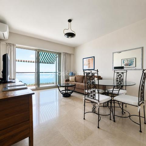 À seulement quelques pas de la Promenade des Anglais, découvrez ce superbe appartement traversant de 81,27 m², situé au 6ᵉ étage avec ascenseur, offrant une vue mer panoramique, une luminosité exceptionnelle et un cadre de vie privilégié.

Dès l'entrée, vous serez séduit par la luminosité, les beaux volumes et l'élégance des matériaux que confère cet appartement. Le vaste hall d'entrée en marbre dessert une agréable pièce de vie, également habillée de marbre, baignée de lumière grâce à ses larges baies vitrées ouvrant sur une grande terrasse. Depuis votre canapé, profitez d'une magnifique vue sur la Méditerranée.

La cuisine indépendante, entièrement équipée, bénéficie elle aussi d'un accès direct à la terrasse. Un véritable plaisir de cuisiner tout en admirant la mer.

L'espace nuit, parfaitement séparé, se compose de deux belles chambres aux généreux volumes, avec rangements intégrés et parquet ancien, toutes deux ouvrant sur une seconde terrasse offrant une agréable vue dégagée. Une spacieuse salle de bains ainsi qu'un WC indépendant complètent cet espace.

Très bien entretenu, cet appartement allie le charme de matériaux nobles, tels que le marbre et le parquet ancien, à un confort moderne grâce à sa climatisation réversible. Un simple rafraîchissement permettra de le remettre au goût du jour et de révéler tout son potentiel.

Son excellent DPE classé B constitue un véritable atout, garantissant un confort thermique optimal et une consommation énergétique maîtrisée.

Une place de parking privative ainsi qu'une cave viennent compléter ce bien.

Un emplacement privilégié 

Idéalement situé , Avenue de la Californie, cet appartement bénéficie d'une adresse recherchée, à seulement 2 minutes à pied de la Promenade des Anglais et des plages. Le tramway, les commerces, les restaurants, les écoles et l'ensemble des commodités sont accessibles à pied. L'aéroport Nice Côte d'Azur ainsi que le centre-ville sont rapidement rejoignables.

Un bien rare sur le marché, offrant une qualité de vie exceptionnelle grâce à son emplacement privilégié, sa vue mer spectaculaire, ses volumes généreux et son fort potentiel de valorisation. Une opportunité idéale pour une résidence principale, un pied-à-terre ou un investissement patrimonial.


Just a few steps from the Promenade des Anglais, discover this stunning 81.27 m² dual-aspect apartment, located on the 6th floor with elevator, offering breathtaking panoramic sea views, exceptional natural light, and an outstanding lifestyle.
From the moment you enter, you will be captivated by the apartment's brightness, generous proportions, and the elegance of its high-quality materials. A spacious marble entrance hall leads to a beautiful living room, also featuring marble flooring, flooded with natural light through large bay windows opening onto a generous terrace. From the comfort of your sofa, enjoy uninterrupted views of the Mediterranean Sea.
The fully equipped separate kitchen also provides direct access to the terrace, making it a pleasure to cook while taking in the spectacular sea views.
The sleeping area, thoughtfully separated from the living space, offers two spacious bedrooms with built-in wardrobes and beautiful original parquet flooring. Both bedrooms open onto a second terrace with pleasant open views. A large bathroom and a separate WC complete this area.
Meticulously maintained, this apartment combines the timeless charm of noble materials such as marble and original parquet flooring with modern comfort thanks to reversible air conditioning. A simple cosmetic update would allow you to personalize the property and unlock its full potential.
Its excellent Energy Performance Certificate (EPC) rating of B is a significant advantage, ensuring outstanding thermal comfort and energy efficiency.
A private parking space and a cellar are also included.
A Prime Location
Ideally located on Avenue de la Californie, this apartment enjoys one of Nice's most sought-after addresses, just a 2-minute walk from the Promenade des Anglais and its beaches. The tramway, shops, restaurants, schools, and all everyday amenities are within walking distance. Nice Côte d'Azur Airport and the city centre are also easily accessible.
A rare opportunity on the market, this exceptional property offers an outstanding quality of life thanks to its prime location, spectacular sea views, generous living spaces, and excellent potential for value appreciation. It is the perfect choice as a primary residence, a luxurious holiday home, or a long-term investment.