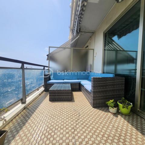 À seulement quelques pas de la Promenade des Anglais, découvrez ce superbe appartement traversant de 81,27 m², situé au 6ᵉ étage avec ascenseur, offrant une vue mer panoramique, une luminosité exceptionnelle et un cadre de vie privilégié.

Dès l'entrée, vous serez séduit par la luminosité, les beaux volumes et l'élégance des matériaux que confère cet appartement. Le vaste hall d'entrée en marbre dessert une agréable pièce de vie, également habillée de marbre, baignée de lumière grâce à ses larges baies vitrées ouvrant sur une grande terrasse. Depuis votre canapé, profitez d'une magnifique vue sur la Méditerranée.

La cuisine indépendante, entièrement équipée, bénéficie elle aussi d'un accès direct à la terrasse. Un véritable plaisir de cuisiner tout en admirant la mer.

L'espace nuit, parfaitement séparé, se compose de deux belles chambres aux généreux volumes, avec rangements intégrés et parquet ancien, toutes deux ouvrant sur une seconde terrasse offrant une agréable vue dégagée. Une spacieuse salle de bains ainsi qu'un WC indépendant complètent cet espace.

Très bien entretenu, cet appartement allie le charme de matériaux nobles, tels que le marbre et le parquet ancien, à un confort moderne grâce à sa climatisation réversible. Un simple rafraîchissement permettra de le remettre au goût du jour et de révéler tout son potentiel.

Son excellent DPE classé B constitue un véritable atout, garantissant un confort thermique optimal et une consommation énergétique maîtrisée.

Une place de parking privative ainsi qu'une cave viennent compléter ce bien.

Un emplacement privilégié 

Idéalement situé , Avenue de la Californie, cet appartement bénéficie d'une adresse recherchée, à seulement 2 minutes à pied de la Promenade des Anglais et des plages. Le tramway, les commerces, les restaurants, les écoles et l'ensemble des commodités sont accessibles à pied. L'aéroport Nice Côte d'Azur ainsi que le centre-ville sont rapidement rejoignables.

Un bien rare sur le marché, offrant une qualité de vie exceptionnelle grâce à son emplacement privilégié, sa vue mer spectaculaire, ses volumes généreux et son fort potentiel de valorisation. Une opportunité idéale pour une résidence principale, un pied-à-terre ou un investissement patrimonial.


Just a few steps from the Promenade des Anglais, discover this stunning 81.27 m² dual-aspect apartment, located on the 6th floor with elevator, offering breathtaking panoramic sea views, exceptional natural light, and an outstanding lifestyle.
From the moment you enter, you will be captivated by the apartment's brightness, generous proportions, and the elegance of its high-quality materials. A spacious marble entrance hall leads to a beautiful living room, also featuring marble flooring, flooded with natural light through large bay windows opening onto a generous terrace. From the comfort of your sofa, enjoy uninterrupted views of the Mediterranean Sea.
The fully equipped separate kitchen also provides direct access to the terrace, making it a pleasure to cook while taking in the spectacular sea views.
The sleeping area, thoughtfully separated from the living space, offers two spacious bedrooms with built-in wardrobes and beautiful original parquet flooring. Both bedrooms open onto a second terrace with pleasant open views. A large bathroom and a separate WC complete this area.
Meticulously maintained, this apartment combines the timeless charm of noble materials such as marble and original parquet flooring with modern comfort thanks to reversible air conditioning. A simple cosmetic update would allow you to personalize the property and unlock its full potential.
Its excellent Energy Performance Certificate (EPC) rating of B is a significant advantage, ensuring outstanding thermal comfort and energy efficiency.
A private parking space and a cellar are also included.
A Prime Location
Ideally located on Avenue de la Californie, this apartment enjoys one of Nice's most sought-after addresses, just a 2-minute walk from the Promenade des Anglais and its beaches. The tramway, shops, restaurants, schools, and all everyday amenities are within walking distance. Nice Côte d'Azur Airport and the city centre are also easily accessible.
A rare opportunity on the market, this exceptional property offers an outstanding quality of life thanks to its prime location, spectacular sea views, generous living spaces, and excellent potential for value appreciation. It is the perfect choice as a primary residence, a luxurious holiday home, or a long-term investment.
