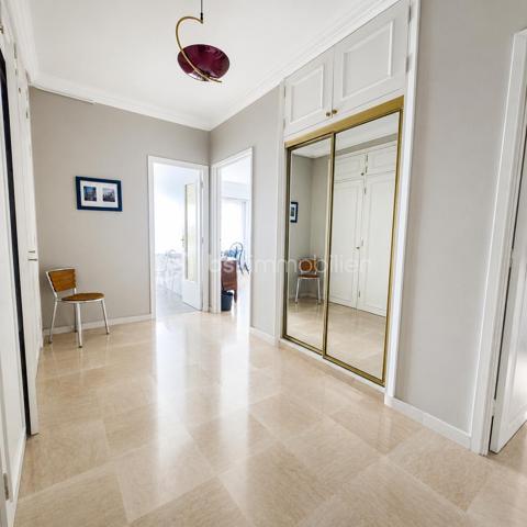 À seulement quelques pas de la Promenade des Anglais, découvrez ce superbe appartement traversant de 81,27 m², situé au 6ᵉ étage avec ascenseur, offrant une vue mer panoramique, une luminosité exceptionnelle et un cadre de vie privilégié.

Dès l'entrée, vous serez séduit par la luminosité, les beaux volumes et l'élégance des matériaux que confère cet appartement. Le vaste hall d'entrée en marbre dessert une agréable pièce de vie, également habillée de marbre, baignée de lumière grâce à ses larges baies vitrées ouvrant sur une grande terrasse. Depuis votre canapé, profitez d'une magnifique vue sur la Méditerranée.

La cuisine indépendante, entièrement équipée, bénéficie elle aussi d'un accès direct à la terrasse. Un véritable plaisir de cuisiner tout en admirant la mer.

L'espace nuit, parfaitement séparé, se compose de deux belles chambres aux généreux volumes, avec rangements intégrés et parquet ancien, toutes deux ouvrant sur une seconde terrasse offrant une agréable vue dégagée. Une spacieuse salle de bains ainsi qu'un WC indépendant complètent cet espace.

Très bien entretenu, cet appartement allie le charme de matériaux nobles, tels que le marbre et le parquet ancien, à un confort moderne grâce à sa climatisation réversible. Un simple rafraîchissement permettra de le remettre au goût du jour et de révéler tout son potentiel.

Son excellent DPE classé B constitue un véritable atout, garantissant un confort thermique optimal et une consommation énergétique maîtrisée.

Une place de parking privative ainsi qu'une cave viennent compléter ce bien.

Un emplacement privilégié 

Idéalement situé , Avenue de la Californie, cet appartement bénéficie d'une adresse recherchée, à seulement 2 minutes à pied de la Promenade des Anglais et des plages. Le tramway, les commerces, les restaurants, les écoles et l'ensemble des commodités sont accessibles à pied. L'aéroport Nice Côte d'Azur ainsi que le centre-ville sont rapidement rejoignables.

Un bien rare sur le marché, offrant une qualité de vie exceptionnelle grâce à son emplacement privilégié, sa vue mer spectaculaire, ses volumes généreux et son fort potentiel de valorisation. Une opportunité idéale pour une résidence principale, un pied-à-terre ou un investissement patrimonial.


Just a few steps from the Promenade des Anglais, discover this stunning 81.27 m² dual-aspect apartment, located on the 6th floor with elevator, offering breathtaking panoramic sea views, exceptional natural light, and an outstanding lifestyle.
From the moment you enter, you will be captivated by the apartment's brightness, generous proportions, and the elegance of its high-quality materials. A spacious marble entrance hall leads to a beautiful living room, also featuring marble flooring, flooded with natural light through large bay windows opening onto a generous terrace. From the comfort of your sofa, enjoy uninterrupted views of the Mediterranean Sea.
The fully equipped separate kitchen also provides direct access to the terrace, making it a pleasure to cook while taking in the spectacular sea views.
The sleeping area, thoughtfully separated from the living space, offers two spacious bedrooms with built-in wardrobes and beautiful original parquet flooring. Both bedrooms open onto a second terrace with pleasant open views. A large bathroom and a separate WC complete this area.
Meticulously maintained, this apartment combines the timeless charm of noble materials such as marble and original parquet flooring with modern comfort thanks to reversible air conditioning. A simple cosmetic update would allow you to personalize the property and unlock its full potential.
Its excellent Energy Performance Certificate (EPC) rating of B is a significant advantage, ensuring outstanding thermal comfort and energy efficiency.
A private parking space and a cellar are also included.
A Prime Location
Ideally located on Avenue de la Californie, this apartment enjoys one of Nice's most sought-after addresses, just a 2-minute walk from the Promenade des Anglais and its beaches. The tramway, shops, restaurants, schools, and all everyday amenities are within walking distance. Nice Côte d'Azur Airport and the city centre are also easily accessible.
A rare opportunity on the market, this exceptional property offers an outstanding quality of life thanks to its prime location, spectacular sea views, generous living spaces, and excellent potential for value appreciation. It is the perfect choice as a primary residence, a luxurious holiday home, or a long-term investment.