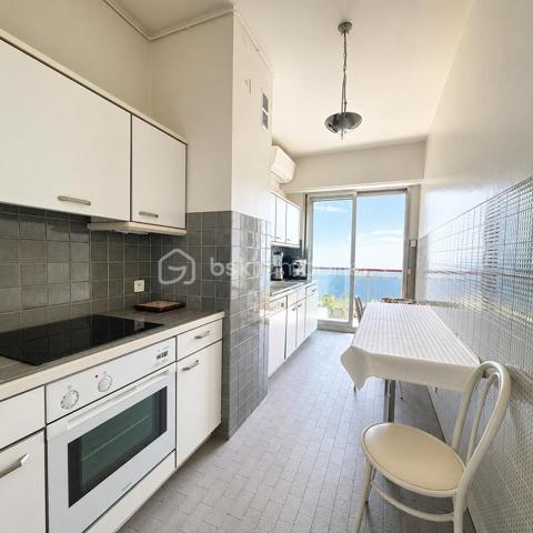 À seulement quelques pas de la Promenade des Anglais, découvrez ce superbe appartement traversant de 81,27 m², situé au 6ᵉ étage avec ascenseur, offrant une vue mer panoramique, une luminosité exceptionnelle et un cadre de vie privilégié.

Dès l'entrée, vous serez séduit par la luminosité, les beaux volumes et l'élégance des matériaux que confère cet appartement. Le vaste hall d'entrée en marbre dessert une agréable pièce de vie, également habillée de marbre, baignée de lumière grâce à ses larges baies vitrées ouvrant sur une grande terrasse. Depuis votre canapé, profitez d'une magnifique vue sur la Méditerranée.

La cuisine indépendante, entièrement équipée, bénéficie elle aussi d'un accès direct à la terrasse. Un véritable plaisir de cuisiner tout en admirant la mer.

L'espace nuit, parfaitement séparé, se compose de deux belles chambres aux généreux volumes, avec rangements intégrés et parquet ancien, toutes deux ouvrant sur une seconde terrasse offrant une agréable vue dégagée. Une spacieuse salle de bains ainsi qu'un WC indépendant complètent cet espace.

Très bien entretenu, cet appartement allie le charme de matériaux nobles, tels que le marbre et le parquet ancien, à un confort moderne grâce à sa climatisation réversible. Un simple rafraîchissement permettra de le remettre au goût du jour et de révéler tout son potentiel.

Son excellent DPE classé B constitue un véritable atout, garantissant un confort thermique optimal et une consommation énergétique maîtrisée.

Une place de parking privative ainsi qu'une cave viennent compléter ce bien.

Un emplacement privilégié 

Idéalement situé , Avenue de la Californie, cet appartement bénéficie d'une adresse recherchée, à seulement 2 minutes à pied de la Promenade des Anglais et des plages. Le tramway, les commerces, les restaurants, les écoles et l'ensemble des commodités sont accessibles à pied. L'aéroport Nice Côte d'Azur ainsi que le centre-ville sont rapidement rejoignables.

Un bien rare sur le marché, offrant une qualité de vie exceptionnelle grâce à son emplacement privilégié, sa vue mer spectaculaire, ses volumes généreux et son fort potentiel de valorisation. Une opportunité idéale pour une résidence principale, un pied-à-terre ou un investissement patrimonial.


Just a few steps from the Promenade des Anglais, discover this stunning 81.27 m² dual-aspect apartment, located on the 6th floor with elevator, offering breathtaking panoramic sea views, exceptional natural light, and an outstanding lifestyle.
From the moment you enter, you will be captivated by the apartment's brightness, generous proportions, and the elegance of its high-quality materials. A spacious marble entrance hall leads to a beautiful living room, also featuring marble flooring, flooded with natural light through large bay windows opening onto a generous terrace. From the comfort of your sofa, enjoy uninterrupted views of the Mediterranean Sea.
The fully equipped separate kitchen also provides direct access to the terrace, making it a pleasure to cook while taking in the spectacular sea views.
The sleeping area, thoughtfully separated from the living space, offers two spacious bedrooms with built-in wardrobes and beautiful original parquet flooring. Both bedrooms open onto a second terrace with pleasant open views. A large bathroom and a separate WC complete this area.
Meticulously maintained, this apartment combines the timeless charm of noble materials such as marble and original parquet flooring with modern comfort thanks to reversible air conditioning. A simple cosmetic update would allow you to personalize the property and unlock its full potential.
Its excellent Energy Performance Certificate (EPC) rating of B is a significant advantage, ensuring outstanding thermal comfort and energy efficiency.
A private parking space and a cellar are also included.
A Prime Location
Ideally located on Avenue de la Californie, this apartment enjoys one of Nice's most sought-after addresses, just a 2-minute walk from the Promenade des Anglais and its beaches. The tramway, shops, restaurants, schools, and all everyday amenities are within walking distance. Nice Côte d'Azur Airport and the city centre are also easily accessible.
A rare opportunity on the market, this exceptional property offers an outstanding quality of life thanks to its prime location, spectacular sea views, generous living spaces, and excellent potential for value appreciation. It is the perfect choice as a primary residence, a luxurious holiday home, or a long-term investment.
