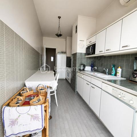 À seulement quelques pas de la Promenade des Anglais, découvrez ce superbe appartement traversant de 81,27 m², situé au 6ᵉ étage avec ascenseur, offrant une vue mer panoramique, une luminosité exceptionnelle et un cadre de vie privilégié.

Dès l'entrée, vous serez séduit par la luminosité, les beaux volumes et l'élégance des matériaux que confère cet appartement. Le vaste hall d'entrée en marbre dessert une agréable pièce de vie, également habillée de marbre, baignée de lumière grâce à ses larges baies vitrées ouvrant sur une grande terrasse. Depuis votre canapé, profitez d'une magnifique vue sur la Méditerranée.

La cuisine indépendante, entièrement équipée, bénéficie elle aussi d'un accès direct à la terrasse. Un véritable plaisir de cuisiner tout en admirant la mer.

L'espace nuit, parfaitement séparé, se compose de deux belles chambres aux généreux volumes, avec rangements intégrés et parquet ancien, toutes deux ouvrant sur une seconde terrasse offrant une agréable vue dégagée. Une spacieuse salle de bains ainsi qu'un WC indépendant complètent cet espace.

Très bien entretenu, cet appartement allie le charme de matériaux nobles, tels que le marbre et le parquet ancien, à un confort moderne grâce à sa climatisation réversible. Un simple rafraîchissement permettra de le remettre au goût du jour et de révéler tout son potentiel.

Son excellent DPE classé B constitue un véritable atout, garantissant un confort thermique optimal et une consommation énergétique maîtrisée.

Une place de parking privative ainsi qu'une cave viennent compléter ce bien.

Un emplacement privilégié 

Idéalement situé , Avenue de la Californie, cet appartement bénéficie d'une adresse recherchée, à seulement 2 minutes à pied de la Promenade des Anglais et des plages. Le tramway, les commerces, les restaurants, les écoles et l'ensemble des commodités sont accessibles à pied. L'aéroport Nice Côte d'Azur ainsi que le centre-ville sont rapidement rejoignables.

Un bien rare sur le marché, offrant une qualité de vie exceptionnelle grâce à son emplacement privilégié, sa vue mer spectaculaire, ses volumes généreux et son fort potentiel de valorisation. Une opportunité idéale pour une résidence principale, un pied-à-terre ou un investissement patrimonial.


Just a few steps from the Promenade des Anglais, discover this stunning 81.27 m² dual-aspect apartment, located on the 6th floor with elevator, offering breathtaking panoramic sea views, exceptional natural light, and an outstanding lifestyle.
From the moment you enter, you will be captivated by the apartment's brightness, generous proportions, and the elegance of its high-quality materials. A spacious marble entrance hall leads to a beautiful living room, also featuring marble flooring, flooded with natural light through large bay windows opening onto a generous terrace. From the comfort of your sofa, enjoy uninterrupted views of the Mediterranean Sea.
The fully equipped separate kitchen also provides direct access to the terrace, making it a pleasure to cook while taking in the spectacular sea views.
The sleeping area, thoughtfully separated from the living space, offers two spacious bedrooms with built-in wardrobes and beautiful original parquet flooring. Both bedrooms open onto a second terrace with pleasant open views. A large bathroom and a separate WC complete this area.
Meticulously maintained, this apartment combines the timeless charm of noble materials such as marble and original parquet flooring with modern comfort thanks to reversible air conditioning. A simple cosmetic update would allow you to personalize the property and unlock its full potential.
Its excellent Energy Performance Certificate (EPC) rating of B is a significant advantage, ensuring outstanding thermal comfort and energy efficiency.
A private parking space and a cellar are also included.
A Prime Location
Ideally located on Avenue de la Californie, this apartment enjoys one of Nice's most sought-after addresses, just a 2-minute walk from the Promenade des Anglais and its beaches. The tramway, shops, restaurants, schools, and all everyday amenities are within walking distance. Nice Côte d'Azur Airport and the city centre are also easily accessible.
A rare opportunity on the market, this exceptional property offers an outstanding quality of life thanks to its prime location, spectacular sea views, generous living spaces, and excellent potential for value appreciation. It is the perfect choice as a primary residence, a luxurious holiday home, or a long-term investment.