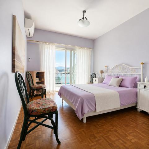 À seulement quelques pas de la Promenade des Anglais, découvrez ce superbe appartement traversant de 81,27 m², situé au 6ᵉ étage avec ascenseur, offrant une vue mer panoramique, une luminosité exceptionnelle et un cadre de vie privilégié.

Dès l'entrée, vous serez séduit par la luminosité, les beaux volumes et l'élégance des matériaux que confère cet appartement. Le vaste hall d'entrée en marbre dessert une agréable pièce de vie, également habillée de marbre, baignée de lumière grâce à ses larges baies vitrées ouvrant sur une grande terrasse. Depuis votre canapé, profitez d'une magnifique vue sur la Méditerranée.

La cuisine indépendante, entièrement équipée, bénéficie elle aussi d'un accès direct à la terrasse. Un véritable plaisir de cuisiner tout en admirant la mer.

L'espace nuit, parfaitement séparé, se compose de deux belles chambres aux généreux volumes, avec rangements intégrés et parquet ancien, toutes deux ouvrant sur une seconde terrasse offrant une agréable vue dégagée. Une spacieuse salle de bains ainsi qu'un WC indépendant complètent cet espace.

Très bien entretenu, cet appartement allie le charme de matériaux nobles, tels que le marbre et le parquet ancien, à un confort moderne grâce à sa climatisation réversible. Un simple rafraîchissement permettra de le remettre au goût du jour et de révéler tout son potentiel.

Son excellent DPE classé B constitue un véritable atout, garantissant un confort thermique optimal et une consommation énergétique maîtrisée.

Une place de parking privative ainsi qu'une cave viennent compléter ce bien.

Un emplacement privilégié 

Idéalement situé , Avenue de la Californie, cet appartement bénéficie d'une adresse recherchée, à seulement 2 minutes à pied de la Promenade des Anglais et des plages. Le tramway, les commerces, les restaurants, les écoles et l'ensemble des commodités sont accessibles à pied. L'aéroport Nice Côte d'Azur ainsi que le centre-ville sont rapidement rejoignables.

Un bien rare sur le marché, offrant une qualité de vie exceptionnelle grâce à son emplacement privilégié, sa vue mer spectaculaire, ses volumes généreux et son fort potentiel de valorisation. Une opportunité idéale pour une résidence principale, un pied-à-terre ou un investissement patrimonial.


Just a few steps from the Promenade des Anglais, discover this stunning 81.27 m² dual-aspect apartment, located on the 6th floor with elevator, offering breathtaking panoramic sea views, exceptional natural light, and an outstanding lifestyle.
From the moment you enter, you will be captivated by the apartment's brightness, generous proportions, and the elegance of its high-quality materials. A spacious marble entrance hall leads to a beautiful living room, also featuring marble flooring, flooded with natural light through large bay windows opening onto a generous terrace. From the comfort of your sofa, enjoy uninterrupted views of the Mediterranean Sea.
The fully equipped separate kitchen also provides direct access to the terrace, making it a pleasure to cook while taking in the spectacular sea views.
The sleeping area, thoughtfully separated from the living space, offers two spacious bedrooms with built-in wardrobes and beautiful original parquet flooring. Both bedrooms open onto a second terrace with pleasant open views. A large bathroom and a separate WC complete this area.
Meticulously maintained, this apartment combines the timeless charm of noble materials such as marble and original parquet flooring with modern comfort thanks to reversible air conditioning. A simple cosmetic update would allow you to personalize the property and unlock its full potential.
Its excellent Energy Performance Certificate (EPC) rating of B is a significant advantage, ensuring outstanding thermal comfort and energy efficiency.
A private parking space and a cellar are also included.
A Prime Location
Ideally located on Avenue de la Californie, this apartment enjoys one of Nice's most sought-after addresses, just a 2-minute walk from the Promenade des Anglais and its beaches. The tramway, shops, restaurants, schools, and all everyday amenities are within walking distance. Nice Côte d'Azur Airport and the city centre are also easily accessible.
A rare opportunity on the market, this exceptional property offers an outstanding quality of life thanks to its prime location, spectacular sea views, generous living spaces, and excellent potential for value appreciation. It is the perfect choice as a primary residence, a luxurious holiday home, or a long-term investment.