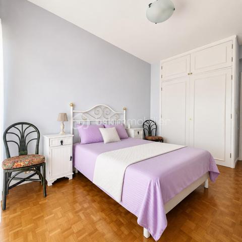 À seulement quelques pas de la Promenade des Anglais, découvrez ce superbe appartement traversant de 81,27 m², situé au 6ᵉ étage avec ascenseur, offrant une vue mer panoramique, une luminosité exceptionnelle et un cadre de vie privilégié.

Dès l'entrée, vous serez séduit par la luminosité, les beaux volumes et l'élégance des matériaux que confère cet appartement. Le vaste hall d'entrée en marbre dessert une agréable pièce de vie, également habillée de marbre, baignée de lumière grâce à ses larges baies vitrées ouvrant sur une grande terrasse. Depuis votre canapé, profitez d'une magnifique vue sur la Méditerranée.

La cuisine indépendante, entièrement équipée, bénéficie elle aussi d'un accès direct à la terrasse. Un véritable plaisir de cuisiner tout en admirant la mer.

L'espace nuit, parfaitement séparé, se compose de deux belles chambres aux généreux volumes, avec rangements intégrés et parquet ancien, toutes deux ouvrant sur une seconde terrasse offrant une agréable vue dégagée. Une spacieuse salle de bains ainsi qu'un WC indépendant complètent cet espace.

Très bien entretenu, cet appartement allie le charme de matériaux nobles, tels que le marbre et le parquet ancien, à un confort moderne grâce à sa climatisation réversible. Un simple rafraîchissement permettra de le remettre au goût du jour et de révéler tout son potentiel.

Son excellent DPE classé B constitue un véritable atout, garantissant un confort thermique optimal et une consommation énergétique maîtrisée.

Une place de parking privative ainsi qu'une cave viennent compléter ce bien.

Un emplacement privilégié 

Idéalement situé , Avenue de la Californie, cet appartement bénéficie d'une adresse recherchée, à seulement 2 minutes à pied de la Promenade des Anglais et des plages. Le tramway, les commerces, les restaurants, les écoles et l'ensemble des commodités sont accessibles à pied. L'aéroport Nice Côte d'Azur ainsi que le centre-ville sont rapidement rejoignables.

Un bien rare sur le marché, offrant une qualité de vie exceptionnelle grâce à son emplacement privilégié, sa vue mer spectaculaire, ses volumes généreux et son fort potentiel de valorisation. Une opportunité idéale pour une résidence principale, un pied-à-terre ou un investissement patrimonial.


Just a few steps from the Promenade des Anglais, discover this stunning 81.27 m² dual-aspect apartment, located on the 6th floor with elevator, offering breathtaking panoramic sea views, exceptional natural light, and an outstanding lifestyle.
From the moment you enter, you will be captivated by the apartment's brightness, generous proportions, and the elegance of its high-quality materials. A spacious marble entrance hall leads to a beautiful living room, also featuring marble flooring, flooded with natural light through large bay windows opening onto a generous terrace. From the comfort of your sofa, enjoy uninterrupted views of the Mediterranean Sea.
The fully equipped separate kitchen also provides direct access to the terrace, making it a pleasure to cook while taking in the spectacular sea views.
The sleeping area, thoughtfully separated from the living space, offers two spacious bedrooms with built-in wardrobes and beautiful original parquet flooring. Both bedrooms open onto a second terrace with pleasant open views. A large bathroom and a separate WC complete this area.
Meticulously maintained, this apartment combines the timeless charm of noble materials such as marble and original parquet flooring with modern comfort thanks to reversible air conditioning. A simple cosmetic update would allow you to personalize the property and unlock its full potential.
Its excellent Energy Performance Certificate (EPC) rating of B is a significant advantage, ensuring outstanding thermal comfort and energy efficiency.
A private parking space and a cellar are also included.
A Prime Location
Ideally located on Avenue de la Californie, this apartment enjoys one of Nice's most sought-after addresses, just a 2-minute walk from the Promenade des Anglais and its beaches. The tramway, shops, restaurants, schools, and all everyday amenities are within walking distance. Nice Côte d'Azur Airport and the city centre are also easily accessible.
A rare opportunity on the market, this exceptional property offers an outstanding quality of life thanks to its prime location, spectacular sea views, generous living spaces, and excellent potential for value appreciation. It is the perfect choice as a primary residence, a luxurious holiday home, or a long-term investment.