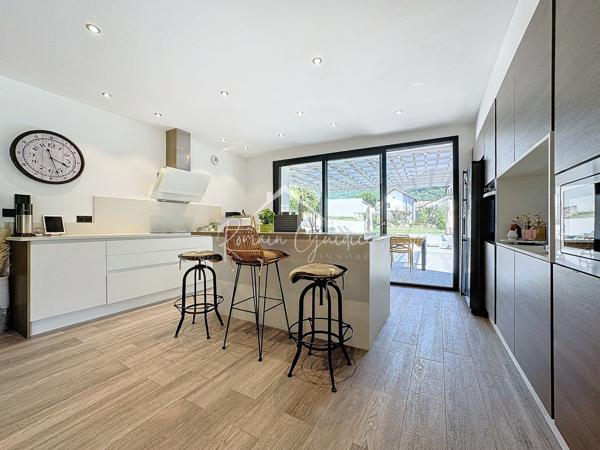 Saint-Affrique (12400) VILLA DE PRESTIGE TYPE 5 DE 196 M² SUR SON TERRAIN PLAT DE 6770 M²