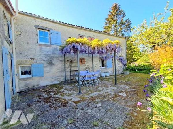 Antigny -Unique et rare pour ce bien d'exception au cœur d'un village sera accueillir votre famille.