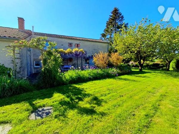 Antigny -Unique et rare pour ce bien d'exception au cœur d'un village sera accueillir votre famille.