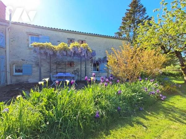 Antigny -Unique et rare pour ce bien d'exception au cœur d'un village sera accueillir votre famille.