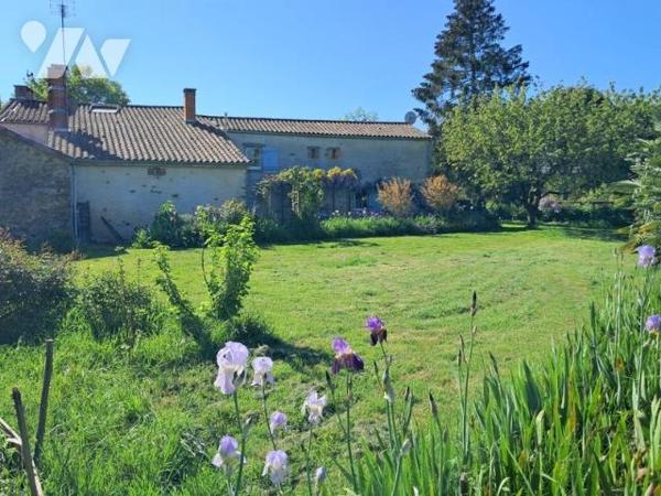 Antigny -Unique et rare pour ce bien d'exception au cœur d'un village sera accueillir votre famille.