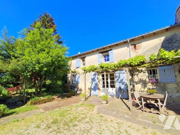 Antigny -Unique et rare pour ce bien d'exception au cœur d'un village sera accueillir votre famille.