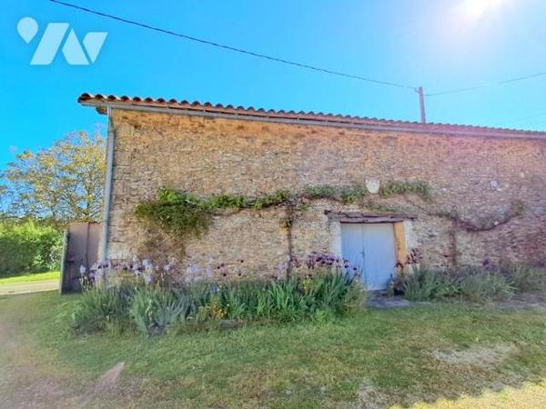 Antigny -Unique et rare pour ce bien d'exception au cœur d'un village sera accueillir votre famille.