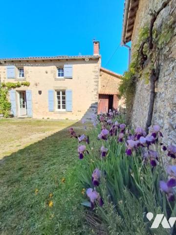 Antigny -Unique et rare pour ce bien d'exception au cœur d'un village sera accueillir votre famille.
