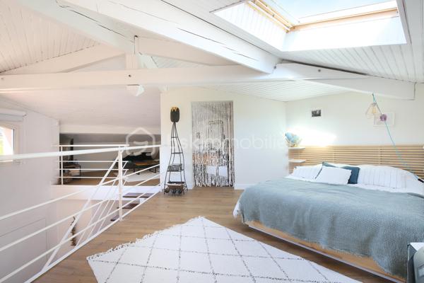 Situé à Roques, au cœur du village, à 10 minutes de Toulouse, ce bien haut de gamme d’une superficie de 177m² environ (dont une mezzanine de 32m²), séduit par ses volumes lumineux et ses prestations soignées. Son atmosphère douce et ouverte offre immédiatement la sensation d’être comme dans une maison de vacances, avec un beau jardin arboré et sa piscine. 

En RDC, se trouvent une suite parentale avec salle de bains et dressing, ainsi que deux chambres avec une salle d’eau. 
La mezzanine propose une vaste pièce, idéale pour une salle de jeux, coin lecture ou pièce télé, ainsi qu’une chambre double. 
Cette maison est un lieu  alliant confort, élégance et douceur de vivre. 

Vous profiterez de belles prestations telles que chauffage au sol, panneaux photovoltaïques, climatisation et cheminée centrale dans la pièce de vie. 

La localisation est parfaite, au calme tout en étant proche des écoles et des commerces à pied ainsi que des transports en commun.

Les balades en bord de Garonne se trouvent à quelques minutes.