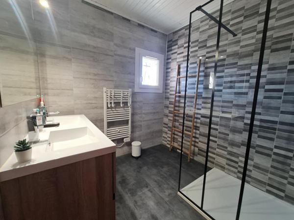 St Privat des Vieux - Maison rénovée avec piscine - calme en fond d'impasse